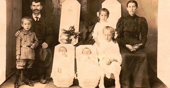 Děsivý bizár z viktoriánské éry: Lidé se s oblibou nechávali fotografovat s mrtvými příbuznými
