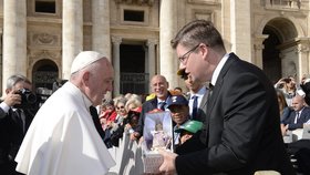 Europoslanec Jiří Pospíšil a papež František na generální audienci ve Vatikánu