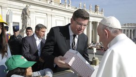 Europoslanec Jiří Pospíšil a papež František na generální audienci ve Vatikánu