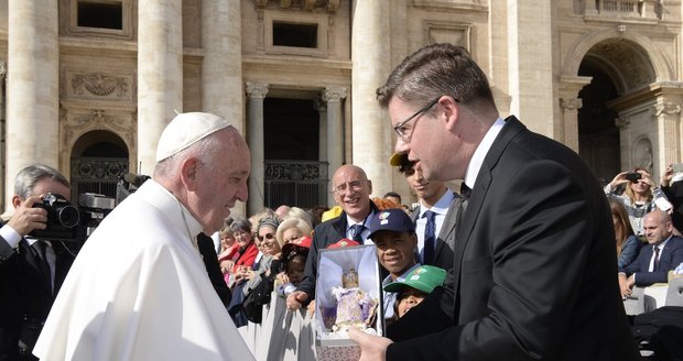 Exministr Pospíšil byl u papeže. Víme, čím udělal Františkovi radost