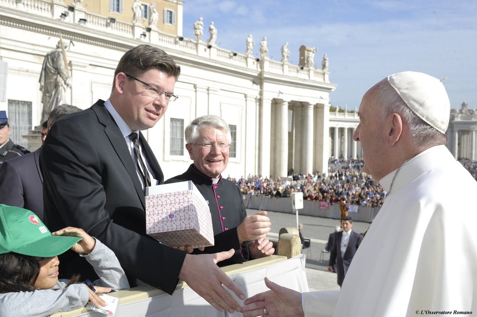 Europoslanec Jiří Pospíšil a papež František na generální audienci ve Vatikánu
