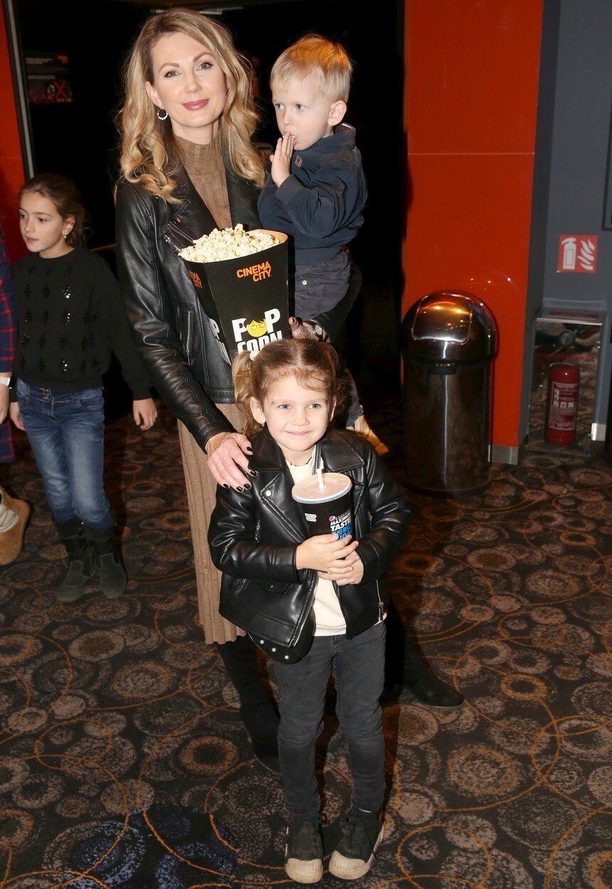 Moderátorka Sandra Pospíšilová se svými děti Emilkou a Leonem.
