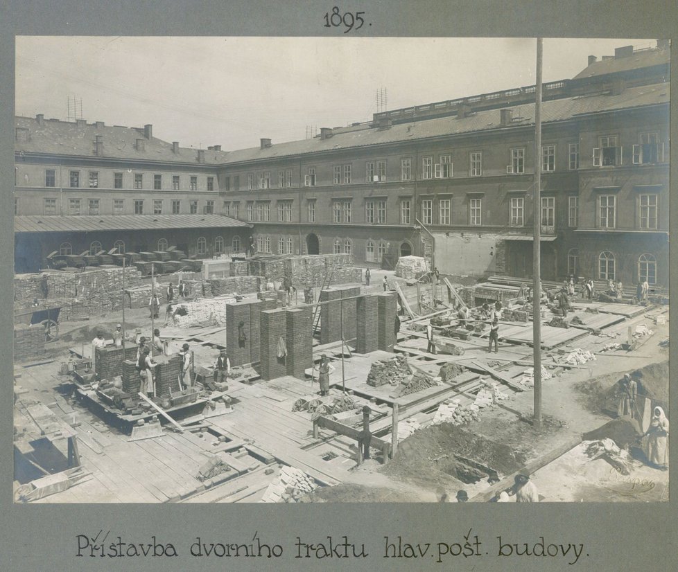 Přístavba dvorního traktu budovy Hlavní pošty, rok 1895.