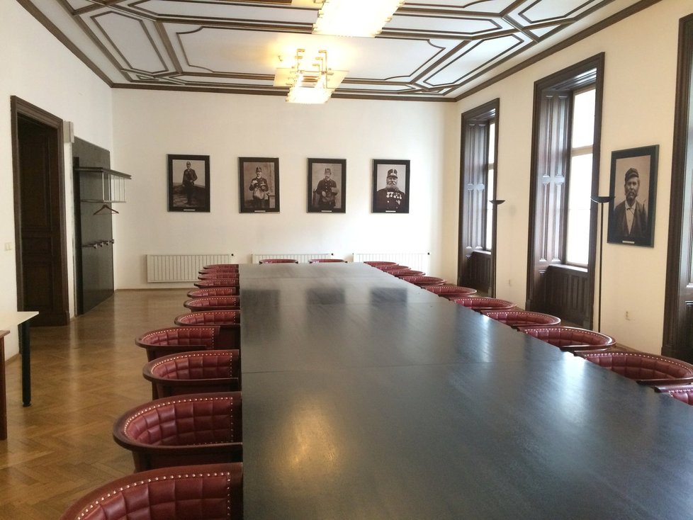 Historická zasedací místnost na Hlavní poště, kde se dějí významné události.