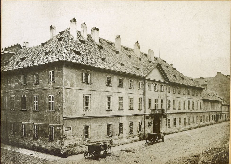 Klášter celestýnek, který byl roku 1870 kvůli výstavbě poštovní budovy zbořen.