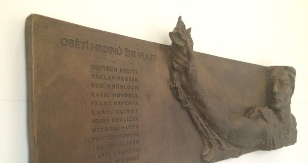Pamětní deska na památku obětem při Pražském povstání.