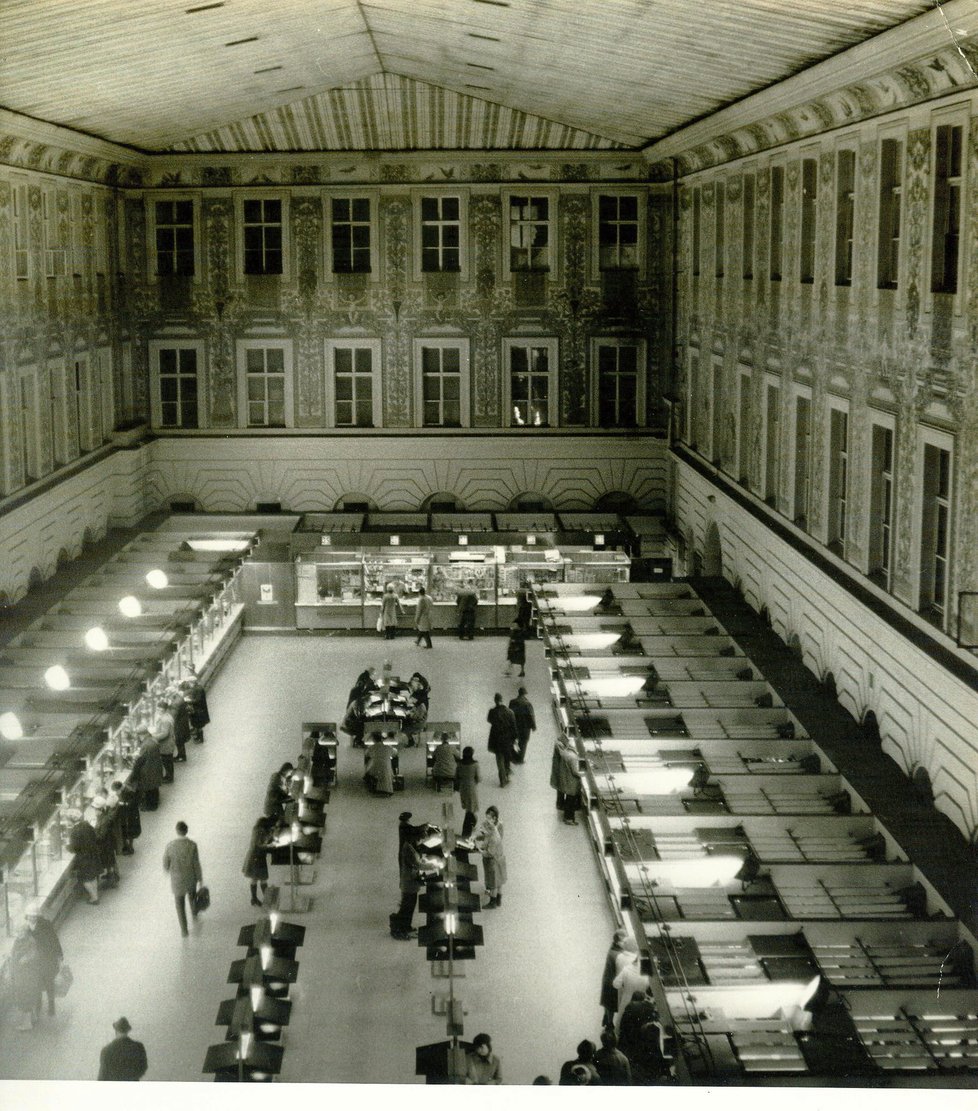 Přepážková hala budovy Hlavní pošty v roce 1975