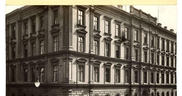 Budova Hlavní pošty v roce 1935.