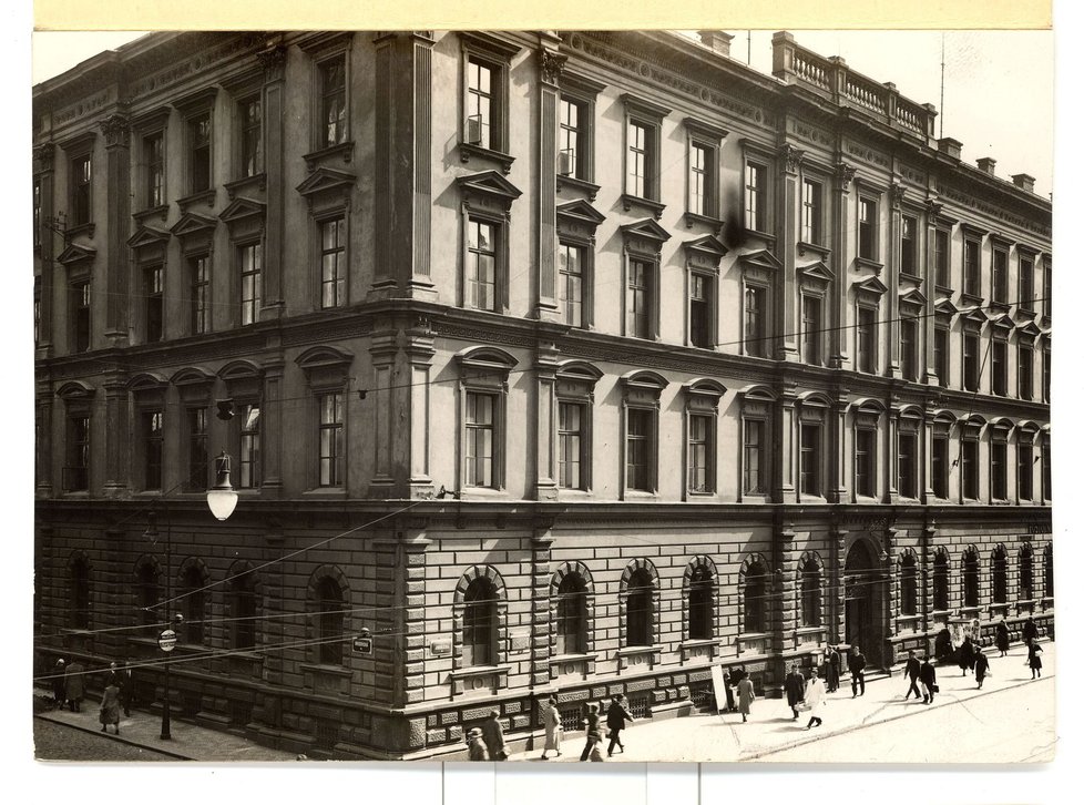 Budova Hlavní pošty v roce 1935.