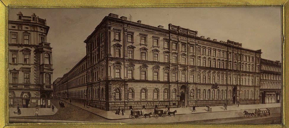 Historický záběr budovy Hlavní pošty v Praze.
