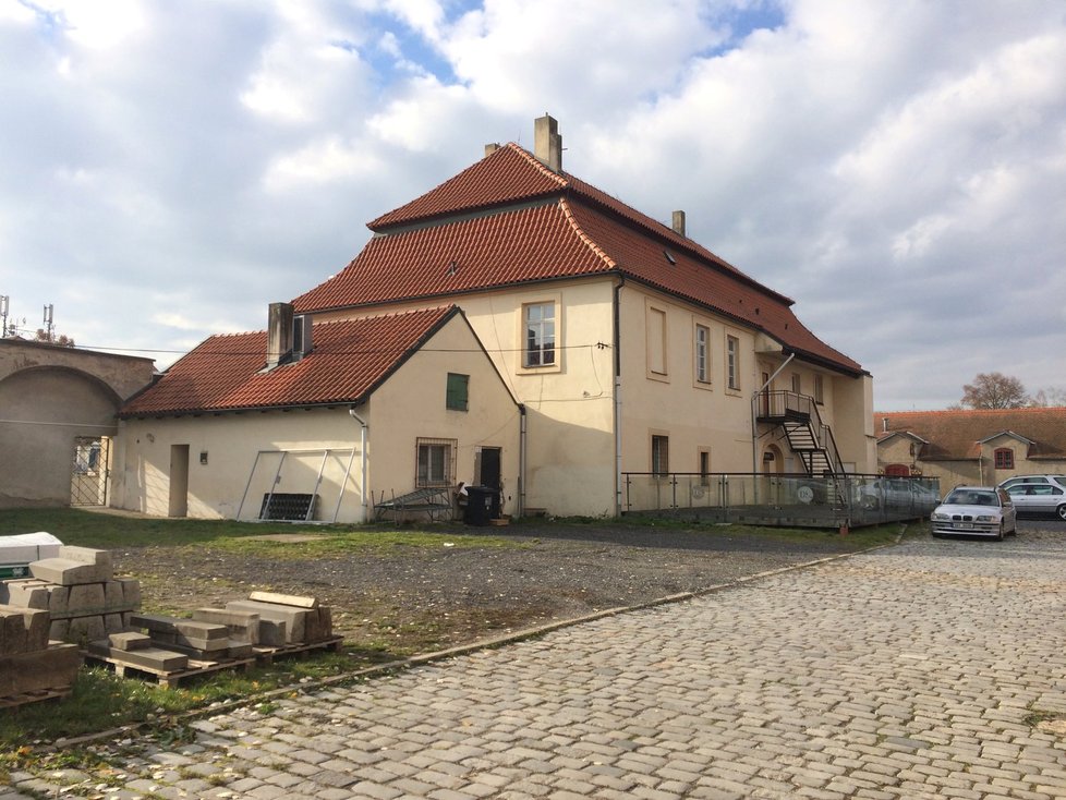 Obrovský dvůr stavení působí při vstupu velkolepě.