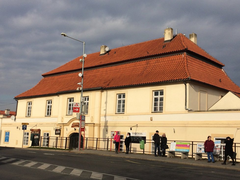 Poštovní stanice v Běchovicích je obrovské sídlo.