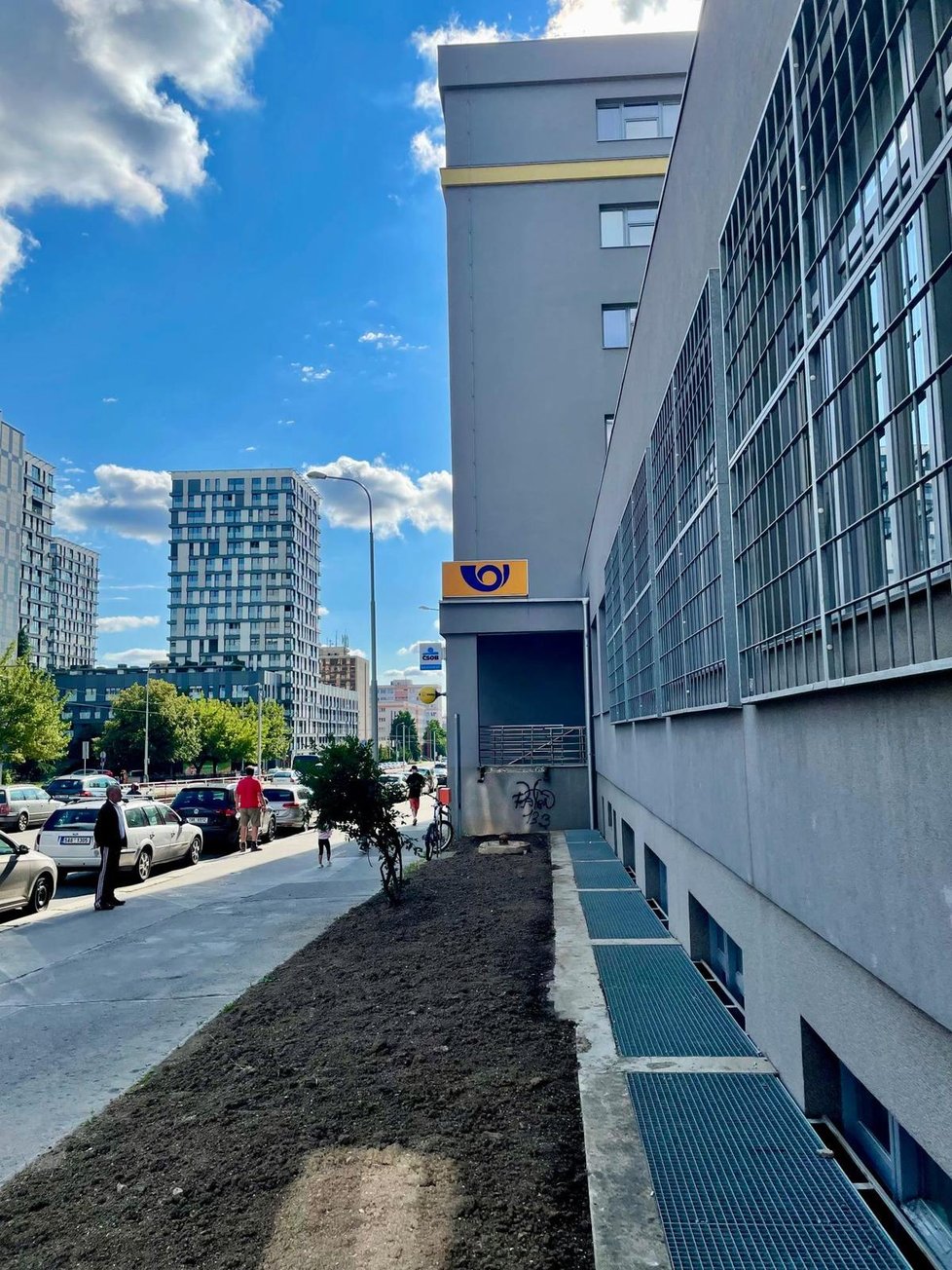 Nájezdová rampa u pošty v Olšanské ulici se propadla. Nová bude stát v řádu týdnů
