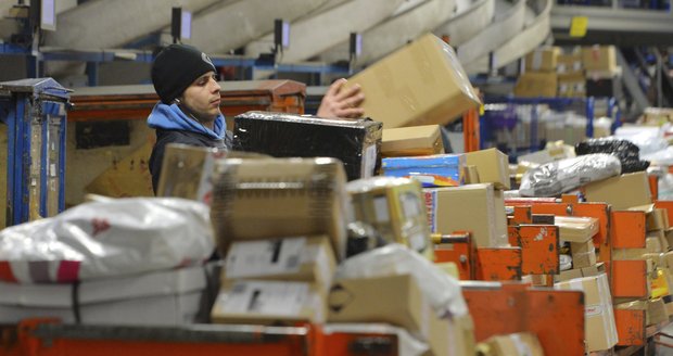 Pošta před Vánoci čeká 15 milionů balíků. Na pomoc chce mít 5000 brigádníků