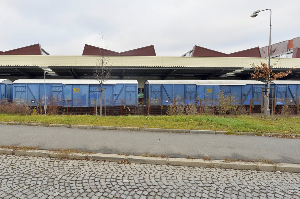 Do poštovní třídírny v Malešicích by se vešlo 14 fotbalových stadionů.