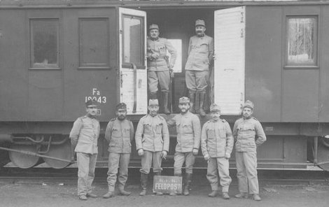 Posádka rakouské vlakové polní pošty v roce 1914. Vůz řady Fa neznámého výrobce.