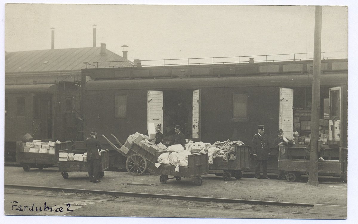 Manipulace u vlakové pošty ve stanici Pardubice v roce 1913. Vůz řady Fa neznámého výrobce.