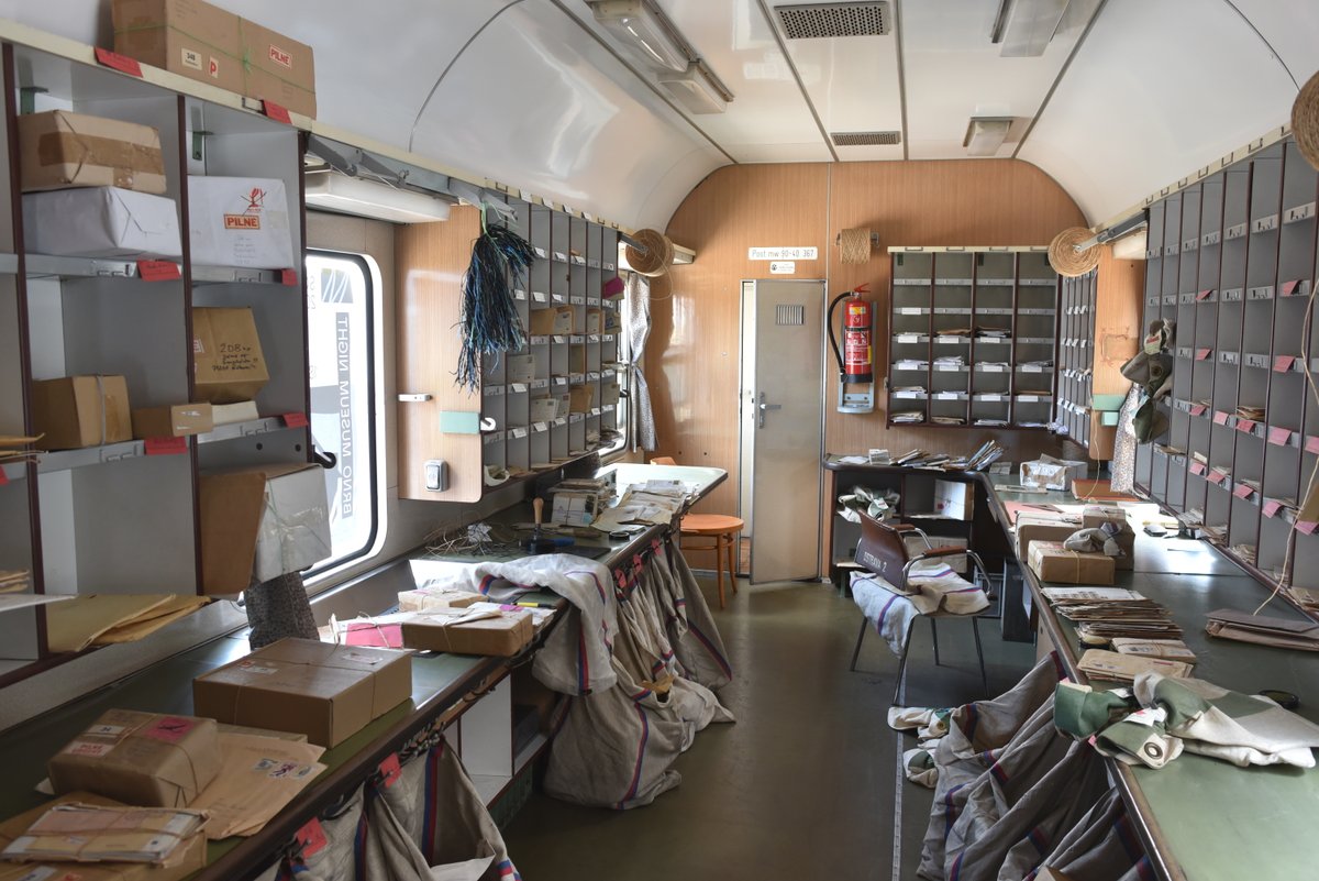 ...a takto vypadal interiér vagonu, když ještě fungovala vlaková pošta.