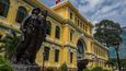 Saigon Central Post Office: Nedaleko úchvatné saigonské katedrální baziliky Notre-Dame se rozléhá neméně oku ladící budova saigonské ústřední pošty. Budova byla postavena mezi lety 1886 a 1891, tedy v době, kdy byl Vietnam stále součástí Francouzské Indočíny. Nepřekvapí tedy architektonický styl, který kombinuje vliv gotiky, renesance a dalších evropských slohů. Exteriér zaujme především barevnými kombinacemi – zářivá fasáda a bílé zdobení dávají vyniknout zeleným oknům. Prosvětlená barevnost pak pokračuje i v interiérech.