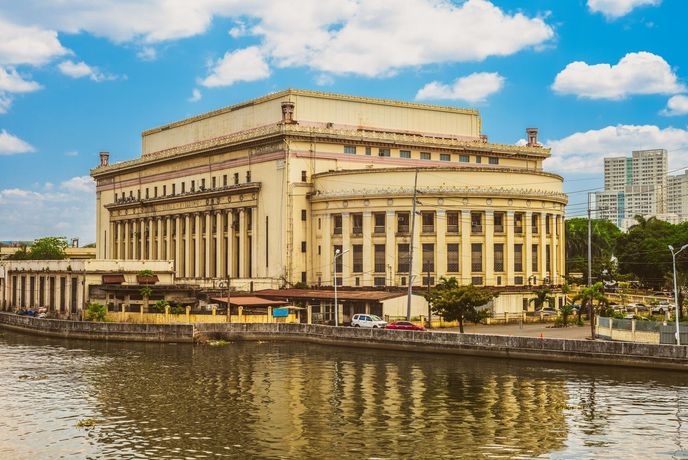 Manila Central Post Office: Ústřední pošta v Manile je centrálou filipínské pošty. Nachází se ve čtvrti Ermita na břehu řeky Pasig – potencionál doručování po řece hrál roli při rozhodování o umístění pošty. Stavba rozsáhlé neoklasicistní budovy začala v roce 1926, během druhé světové války však byla pošta těžce poškozena. Následná rekonstrukce naštěstí zachovala valnou většinu původního designu. Průčelí dominuje šestnáct iónských sloupů a k hlavní obdélníkové budově jsou na obou stranách připojena půlkruhová křídla.
