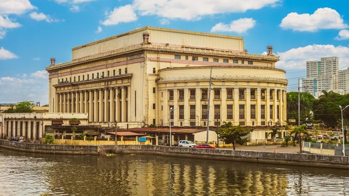 Manila Central Post Office: Ústřední pošta v Manile je centrálou filipínské pošty. Nachází se ve čtvrti Ermita na břehu řeky Pasig – potencionál doručování po řece hrál roli při rozhodování o umístění pošty. Stavba rozsáhlé neoklasicistní budovy začala v roce 1926, během druhé světové války však byla pošta těžce poškozena. Následná rekonstrukce naštěstí zachovala valnou většinu původního designu. Průčelí dominuje šestnáct iónských sloupů a k hlavní obdélníkové budově jsou na obou stranách připojena půlkruhová křídla.