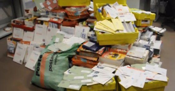 Italský pošťák nahromadil v garáži 573 kilogramů nedoručené pošty