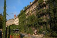 Praha po konci světa. Grafik Václav Krejčí ukazuje metropoli v postapokalyptické vizi pomocí AI