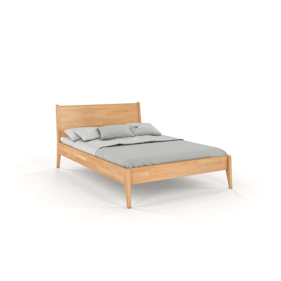 Jednoduchá postel z masivu, pod kterou díky její výšce snad vyluxujete.