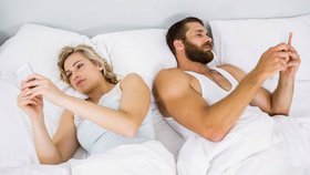Mobily v posteli ničí sex, lidé je podle studie nedají z ruky ani v intimních chvílích.