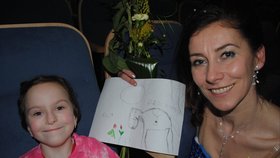 Osud malé Elišky chytil za srdce trenérku Lenku Krčovou, která letos koncert připravila také pro ni. Vděčná Eliška jí za to nakreslila koně a darovala jí i květiny.