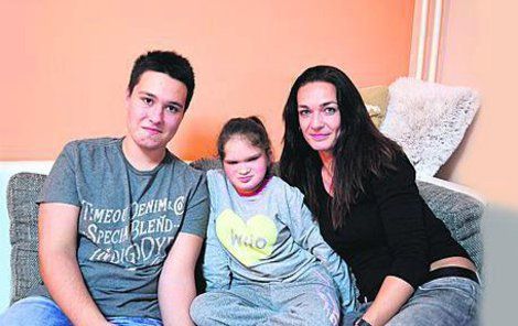 Když se Anitka narodila vážila dva kilogramy, nyní má 33 kg. I je jí 15 let, vypadá na sedm a rozumově je jako roční dítě. Milující maminka Jarmila s dcerou a synem Danielem, který jí je velkou oporou.