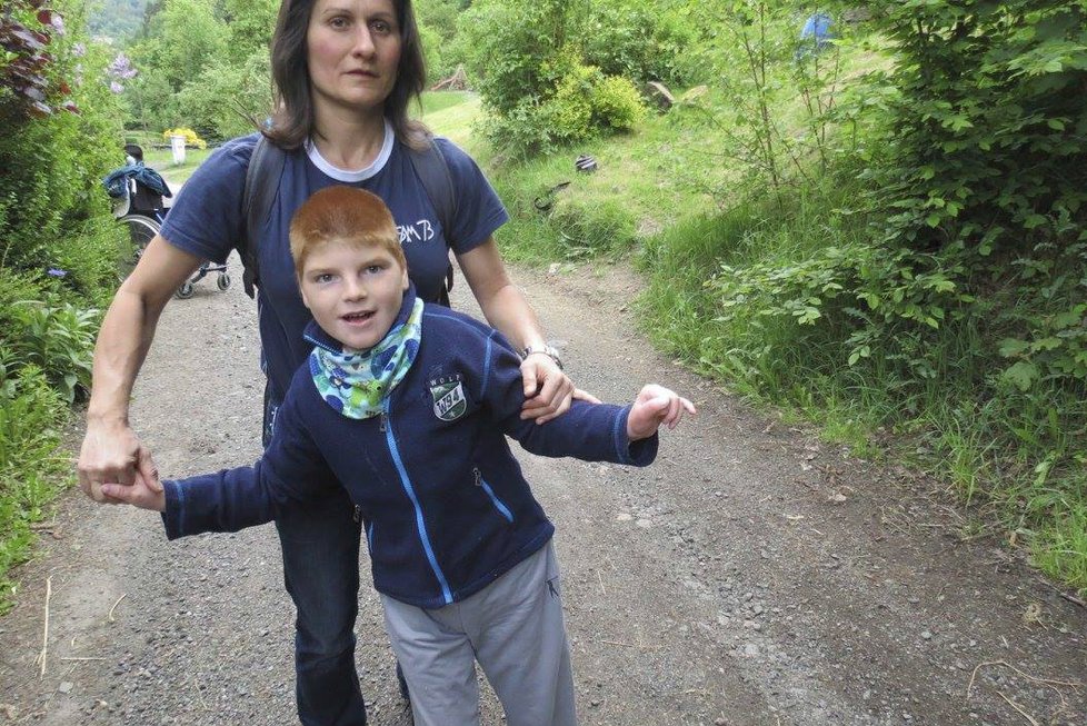 Ondra po rehabilitaci už dokáže udělat pár kroků sám.