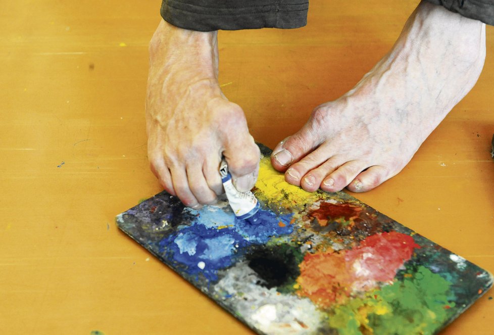 Umělec si sám nohama otevře tubu s barvou…