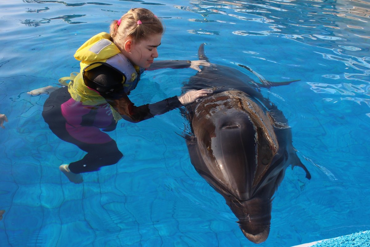 V rámci terapie si užila i plavbu s delfínem.