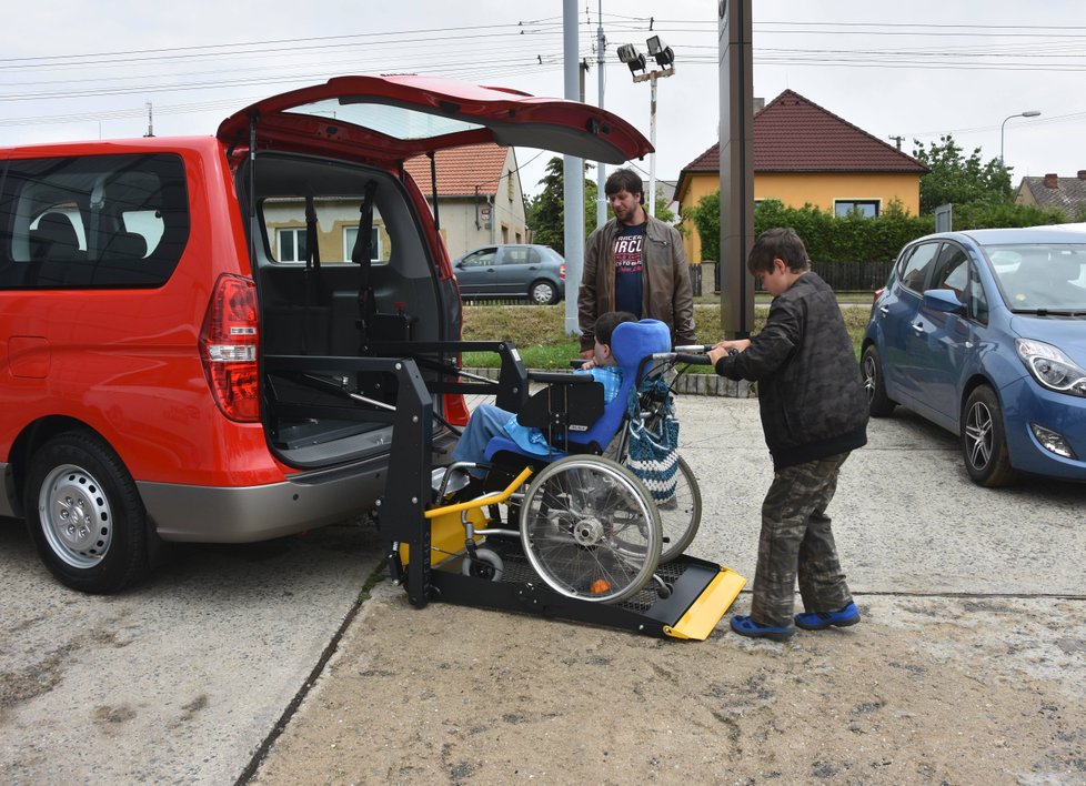 Postižený Filip se na vozíku dostane do dodávky pomocí speciální plošiny.