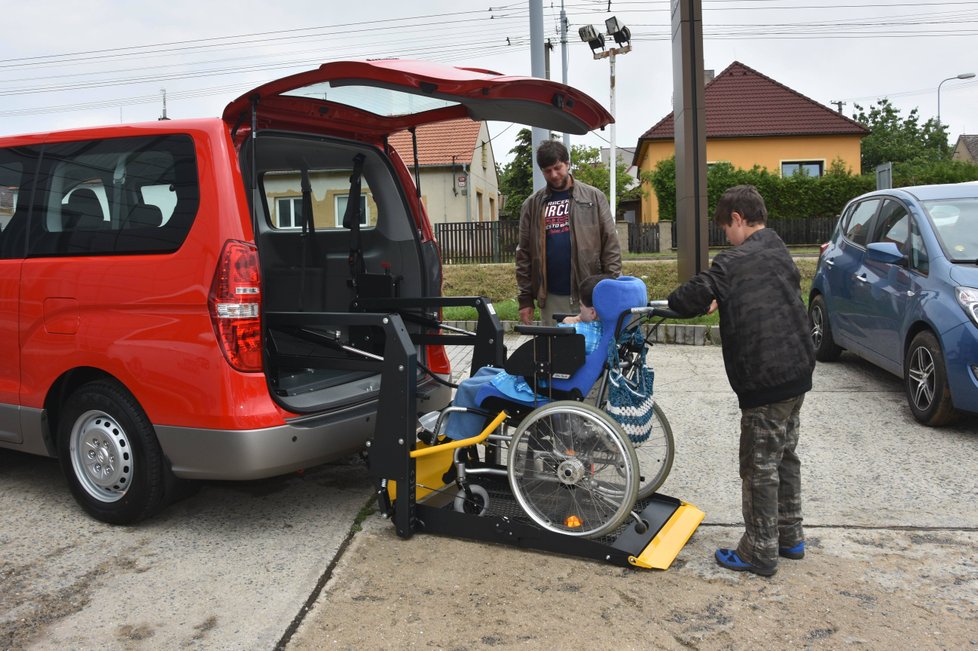Postižený Filip se na vozíku dostane do dodávky pomocí speciální plošiny.