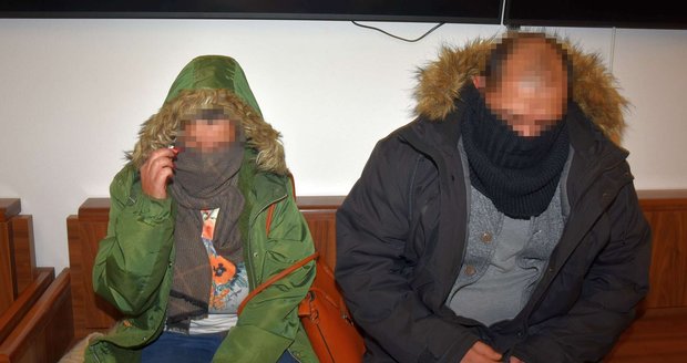 Matku Jaroslavu T. (33) a otčíma Radka T. (34) obžaloba viní z krutého týrání postiženého chlapce (11). Měli ho nechávat živořit na chodbě.