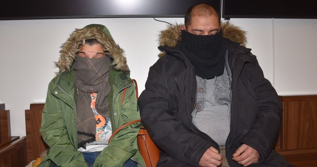 Matku Jaroslavu T. (33) a otčíma Radka T. (34) obžaloba viní z krutého týrání postiženého chlapce (11). Měli ho nechávat živořit na chodbě.