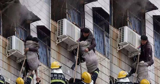 Postižený muž vyšplhal jenom po rukách do třetího patra hořící budovy, aby zachránil těhotnou ženu