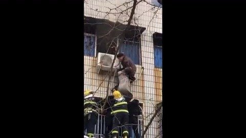 Postižený muž zachránil z třetího patra hořící budovy těhotnou ženu.