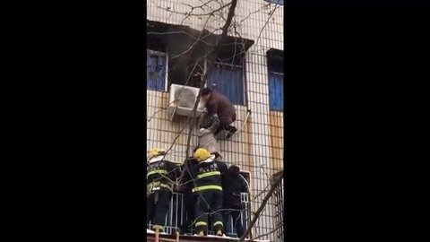 Postižený muž zachránil z třetího patra hořící budovy těhotnou ženu.