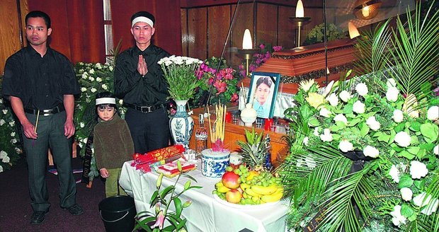 Se zastřeleným mladíkem se přišli lidé rozloučit do chomutovské smuteční síně