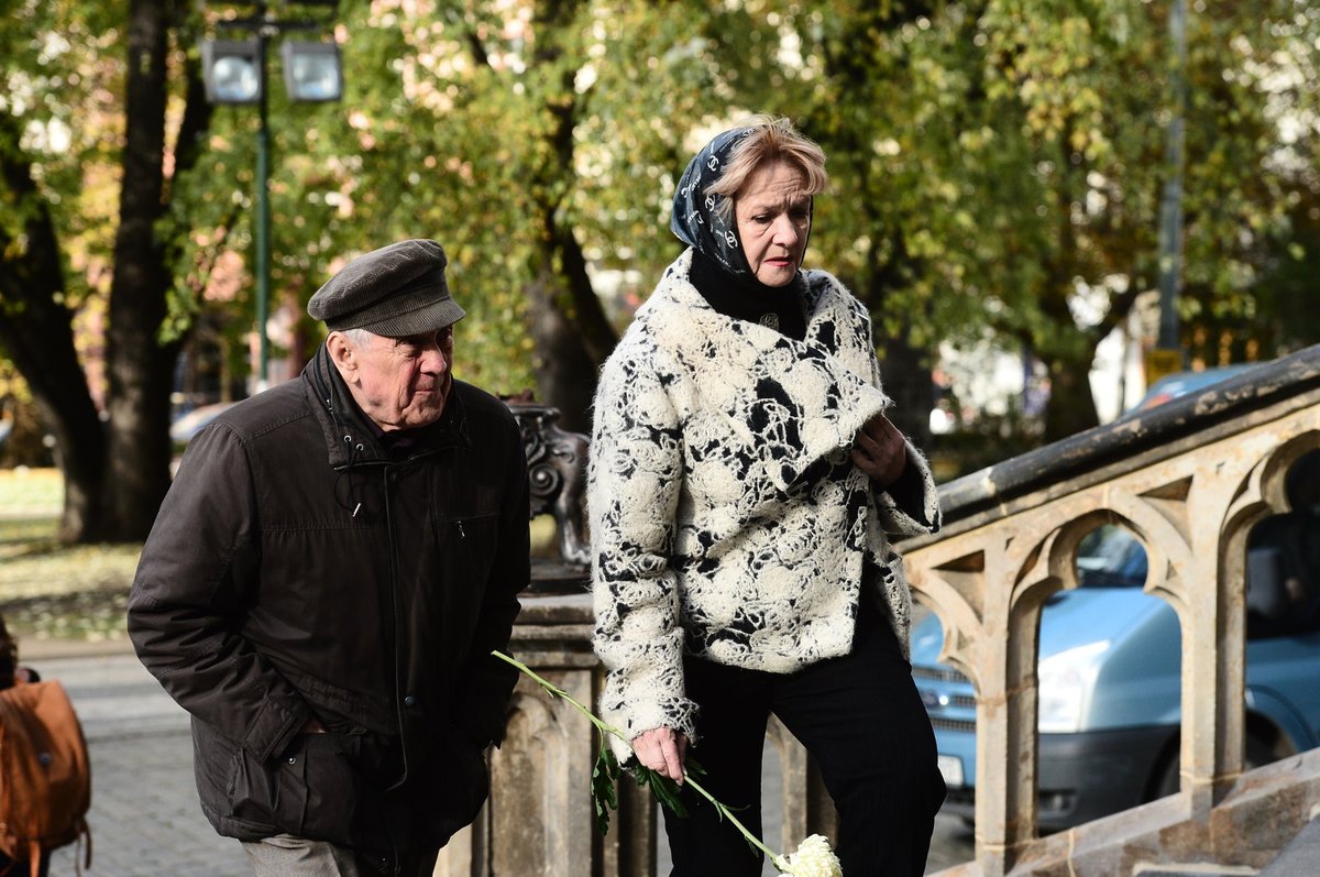 Petr Kostka s manželkou Carmen Mayerovou přinesli květinu na rozloučenou.