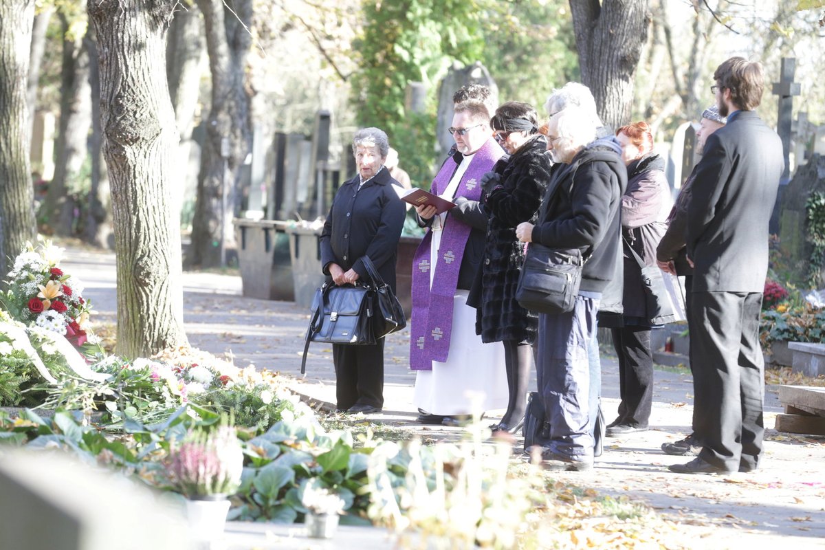 Uložení rakve byla přítomna jen rodina a nejbližší.