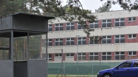 Budova věznice v Břeclavi-Poštorné by mohla pojmout okolo 200 migrantů. Ti jsou nyní umísťováni do budovy bývalé břeclavské základní školy.