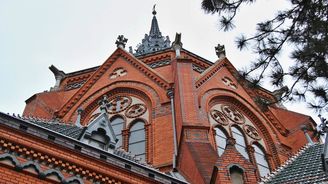 Kostel Navštívení Panny Marie v Poštorné je jedinečnou ukázkou novogotické architektury