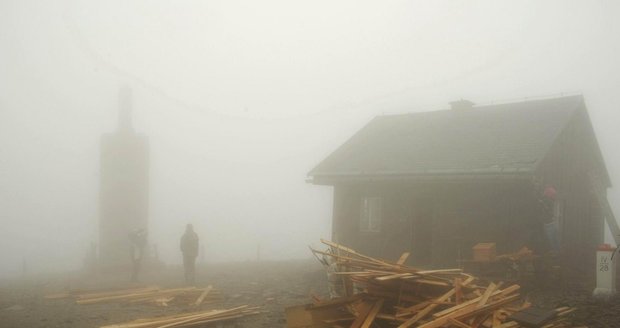 Demontáž poštovny provázelo špatné počasí. Na Sněžce byla hustá mlha, pršelo a foukal vítr rychlostí až 58 kilometrů v hodině