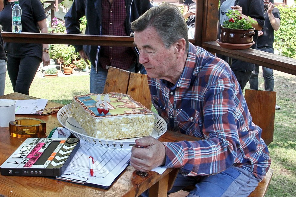 Od štábu dostal dort se svou fotografifi í ze seriálu.
