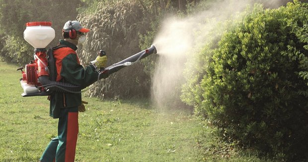 Postřikovače se hodí k aplikaci hnojiv a postřiků proti škůdcům a chorobám.