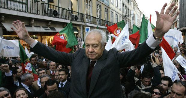Portugalský prezident Soares zemřel.